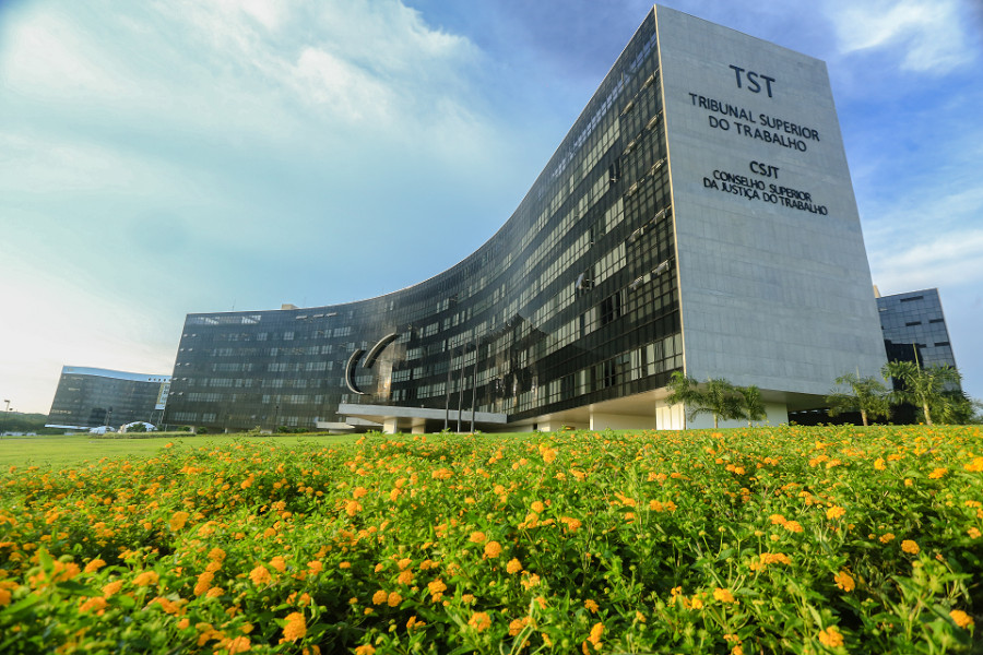 Horas extras e intervalo intrajornada lideram ranking dos temas mais recorrentes no TST em 2024