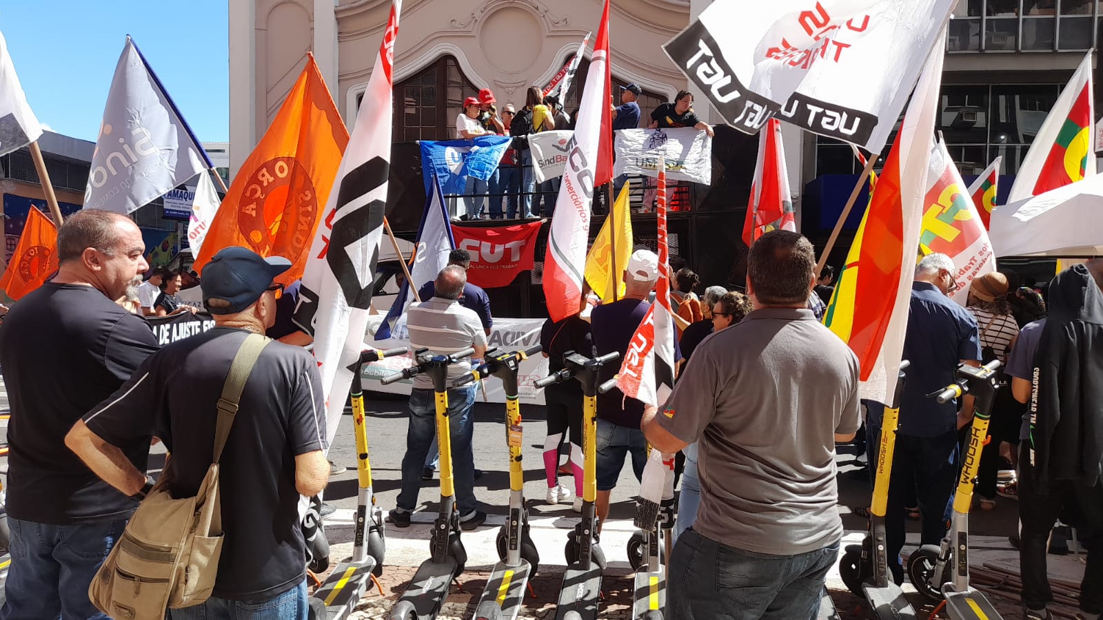 SECOC RS participa de protesto das centrais sindicais contra aumento da taxa Selic